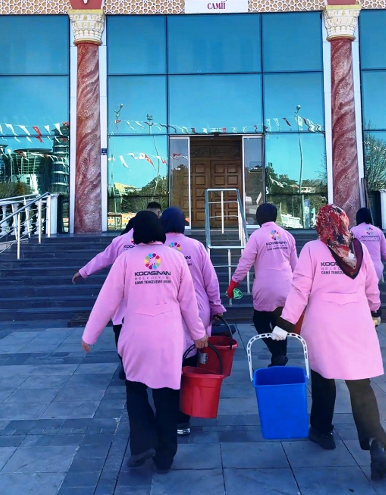 Kocasinan’da camiler Ramazan’da da gül kokuyor
