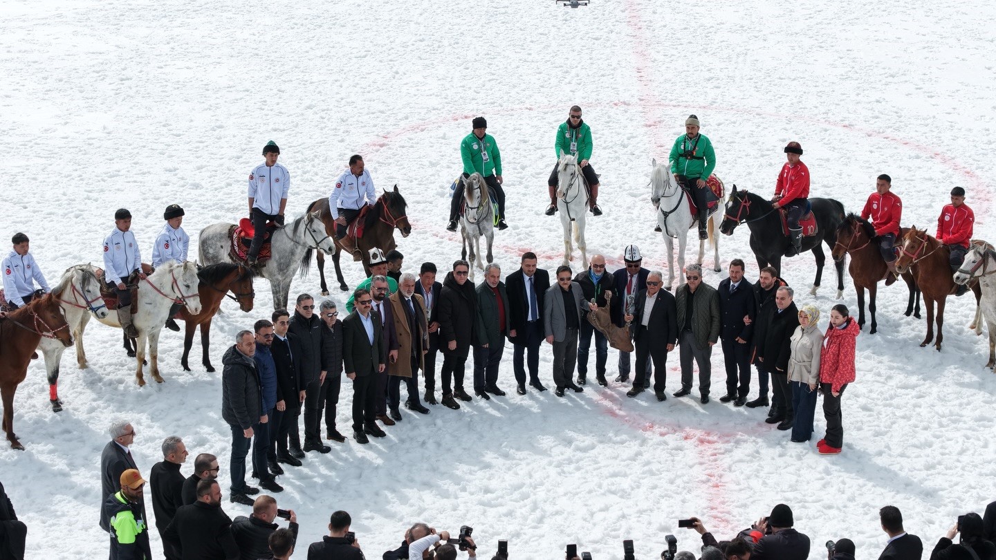 Kökbörü ve Kızak Şampiyonası 5 bin kişiyi Erciyes’te buluşturdu
