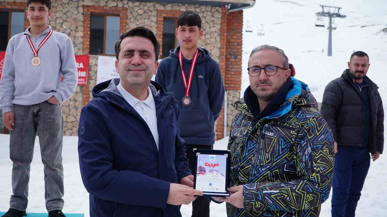 Kökbörü ve Kızak Şampiyonası 5 bin kişiyi Erciyes’te buluşturdu
