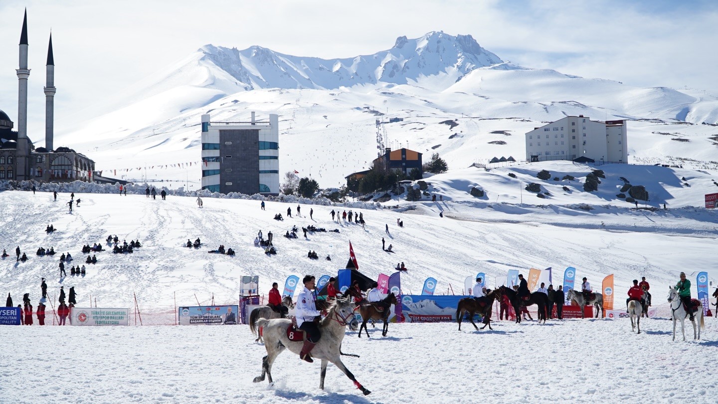 Kökbörü ve Kızak Şampiyonası 5 bin kişiyi Erciyes’te buluşturdu
