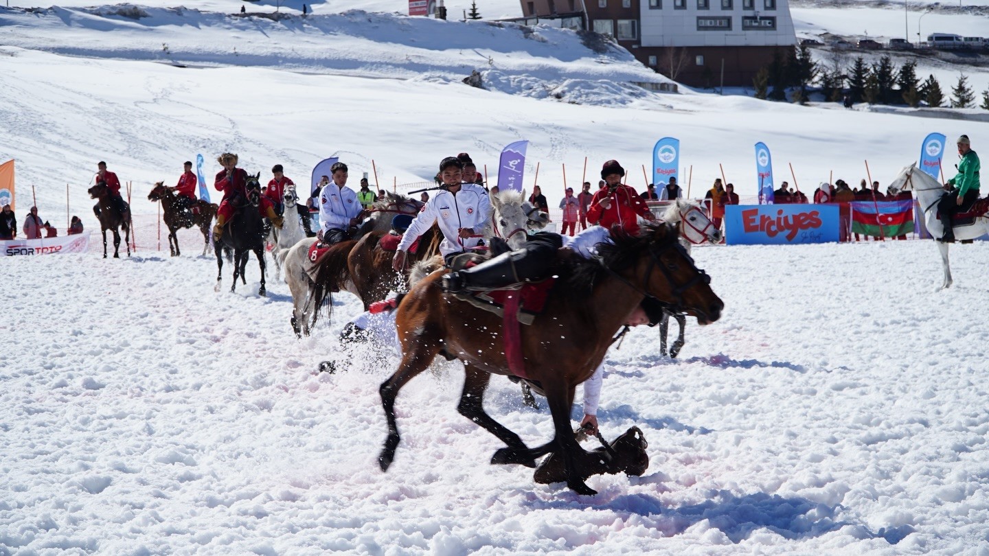 Kökbörü ve Kızak Şampiyonası 5 bin kişiyi Erciyes’te buluşturdu
