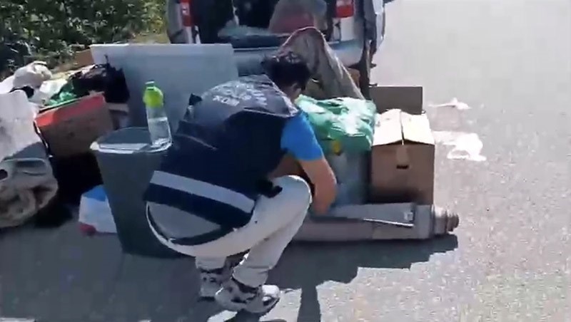 Koliden ve halıdan silah çıktı: Araçta şaşırtan gizleme yöntemi
