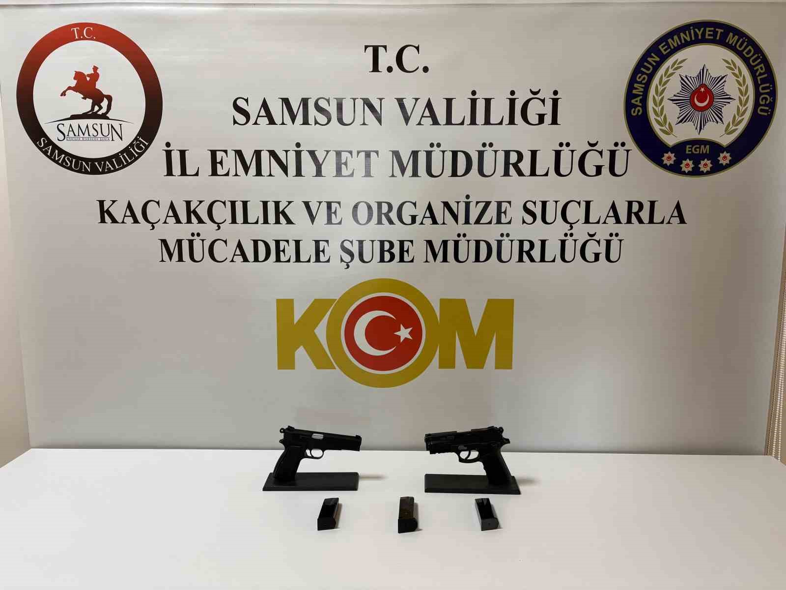 Koliden ve halıdan silah çıktı: Araçta şaşırtan gizleme yöntemi
