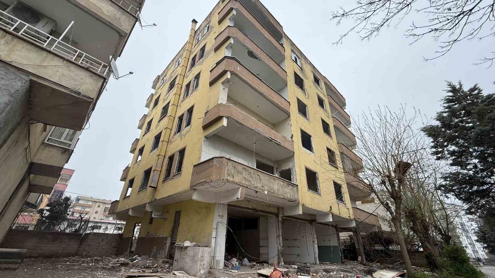 Kolonlarından çatlama sesi geldiği için tahliye edilmişti: O bina için yıkım kararı çıktı
