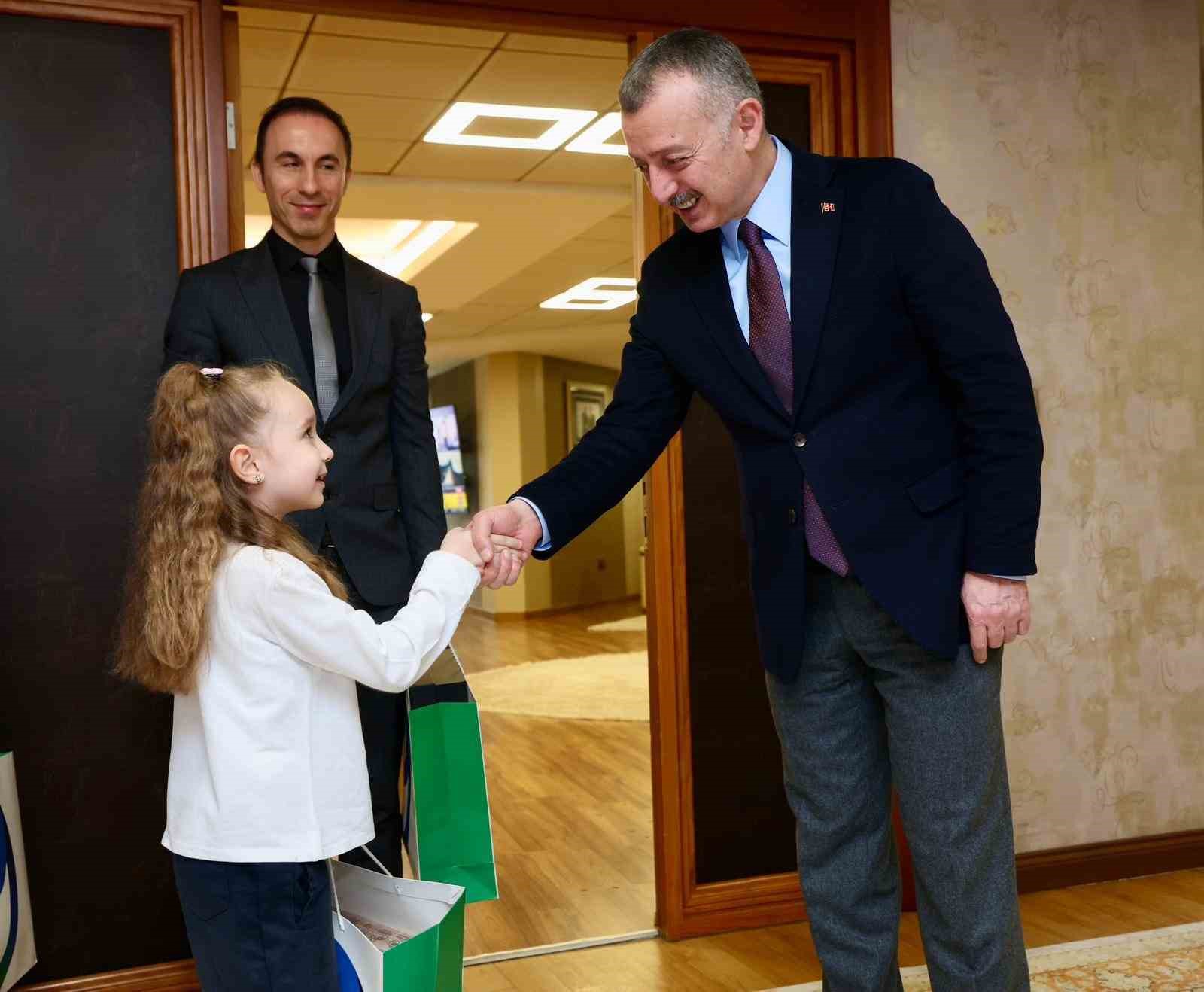 Koltuğu devralan minik başkan ilk talimatlarını verdi
