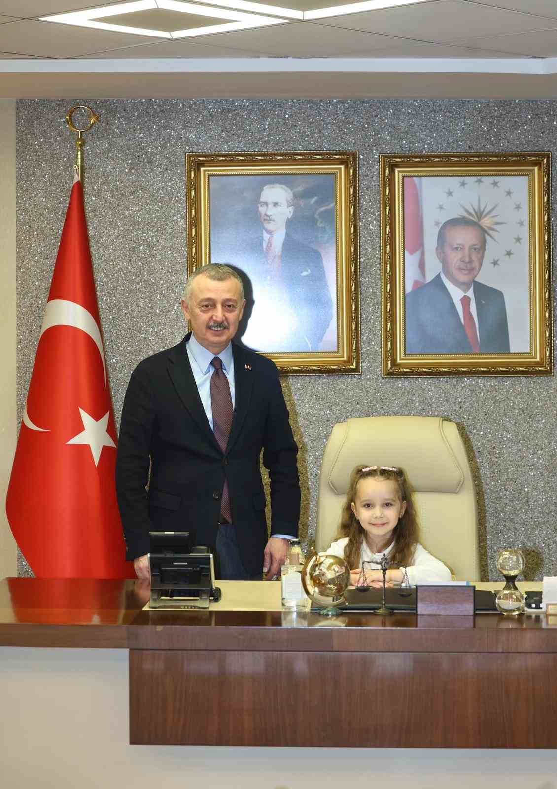 Koltuğu devralan minik başkan ilk talimatlarını verdi
