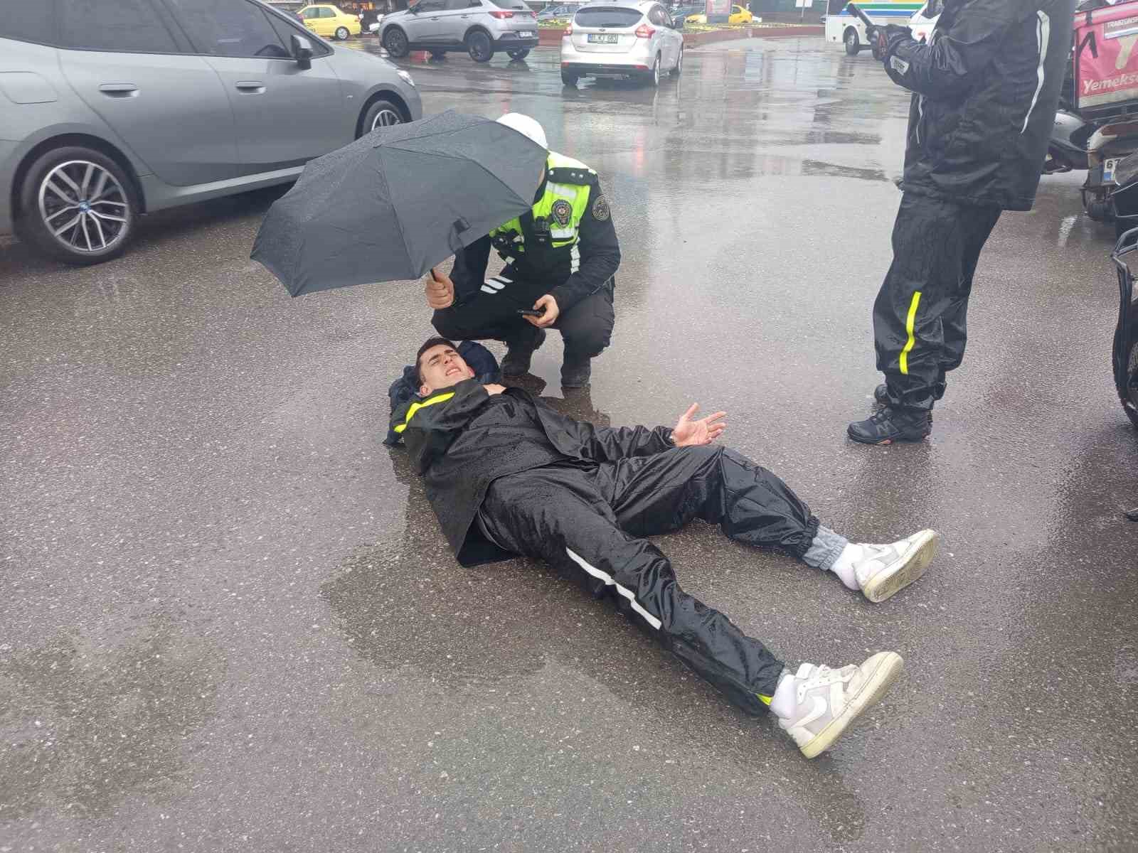 Komiserden örnek davranış, yaralı kuryenin başından ayrılmadı
