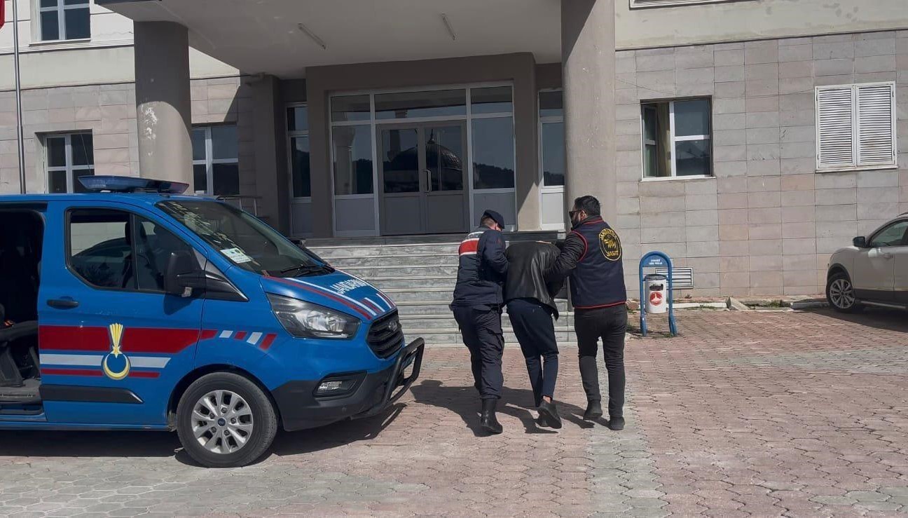 Komiserim yalanıyla 1 milyon TL dolandıran 2 şüpheli tutuklandı
