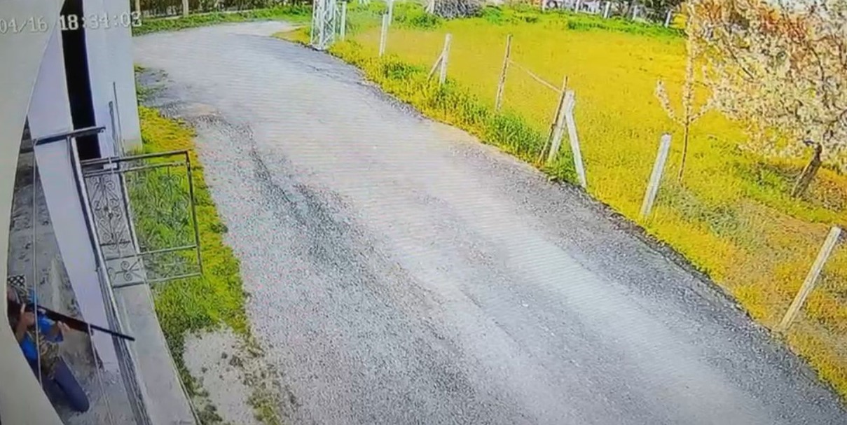 Komşu kavgası kamerada: Av tüfeğiyle ateş açtı
