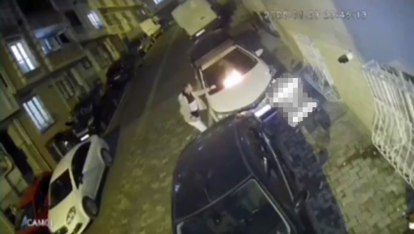 Komşular park yeri nedeniyle tartıştı, arabanın üstüne yanan bez atıldı
