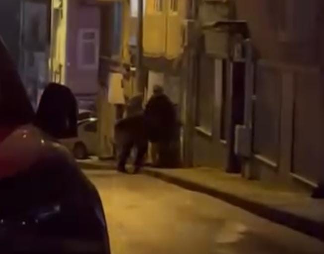 Komşuların çöp bidonu tartışması kameraya yansıdı
