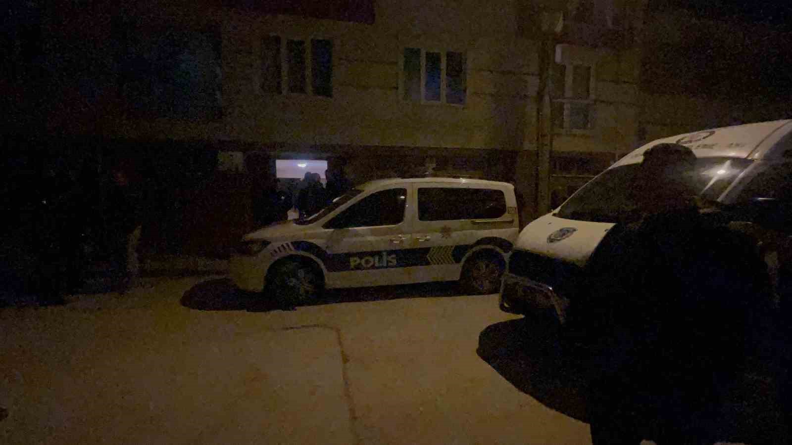 Komşuların kokulardan rahatsız olduğu daireden genç adamın cesedi çıktı
