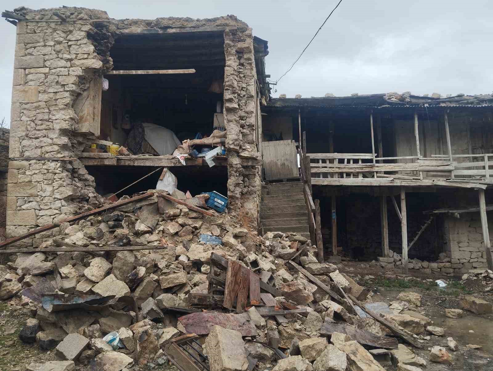 Komşusu ’adam öldü evi de yıkıldı’ dedi o anda ev çöktü
