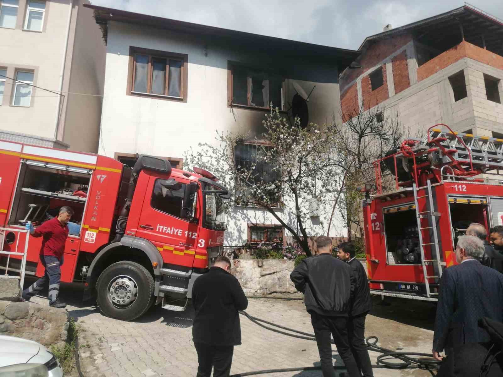 Komşusunu kurtarmak isterken yangının ortasında kaldı
