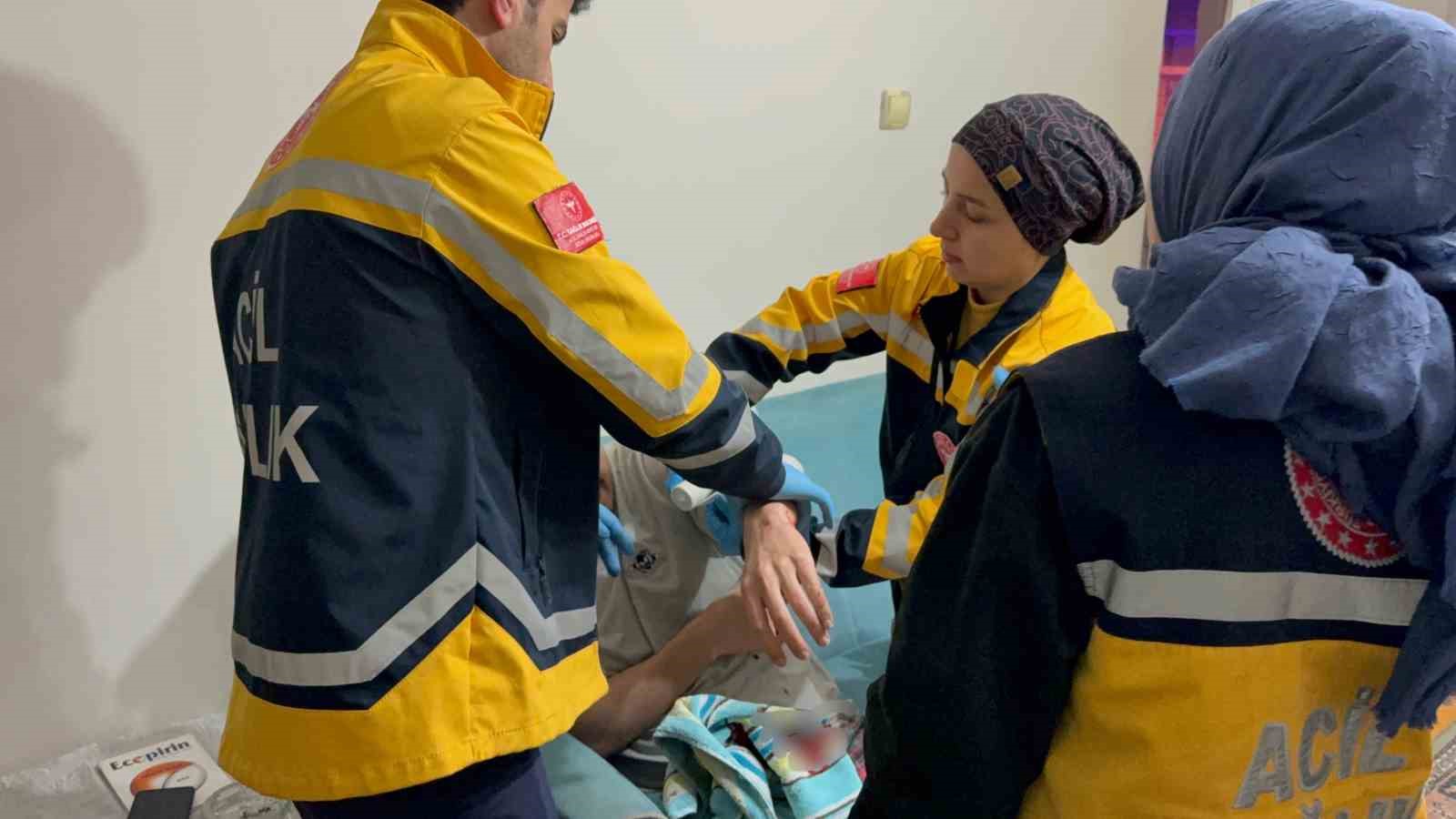 Komşusunun baltalı saldırısından babasını kurtardı, kendi yaralandı
