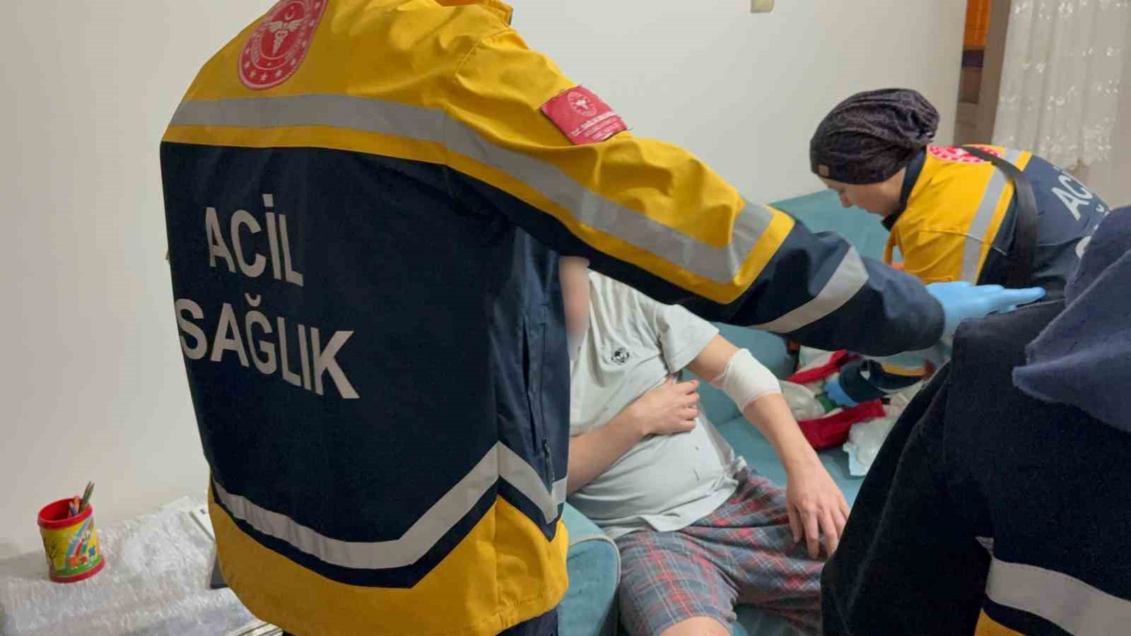 Komşusunun baltalı saldırısından babasını kurtardı, kendi yaralandı
