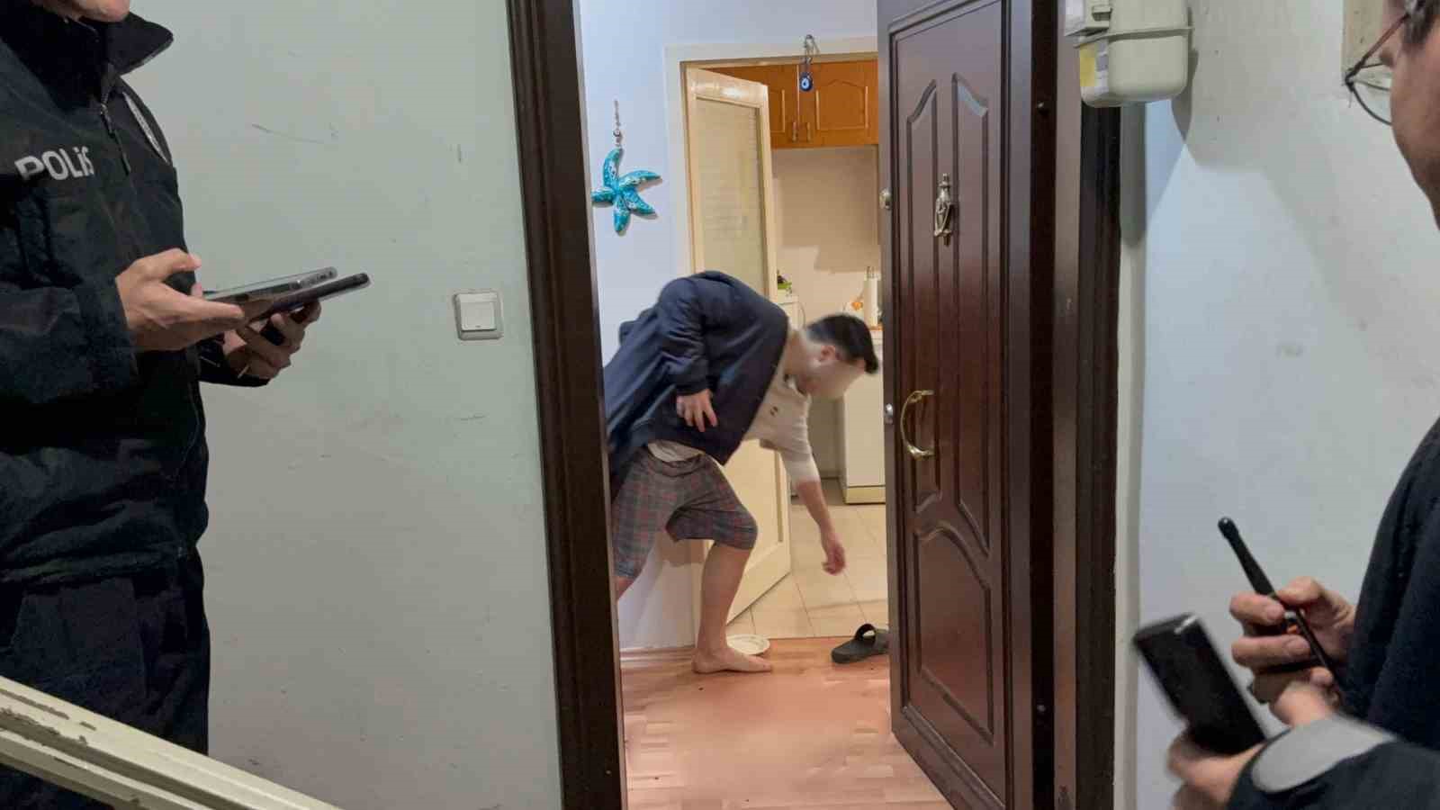 Komşusunun baltalı saldırısından babasını kurtardı, kendi yaralandı
