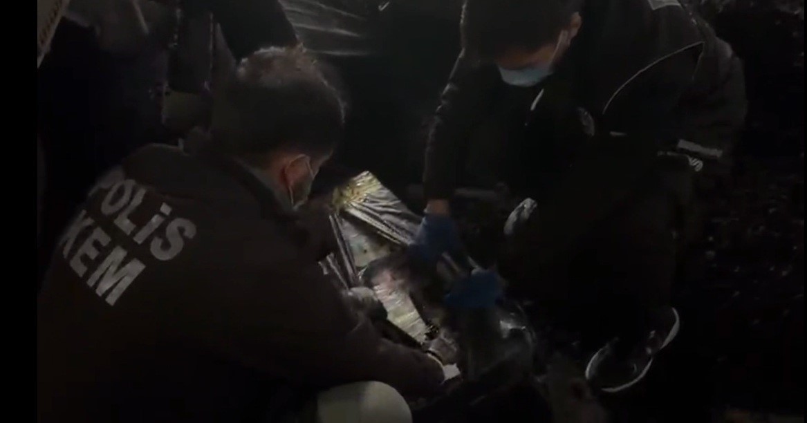 Kömür yüklü tırın dorsesinden binlerce kaçak ürün çıktı
