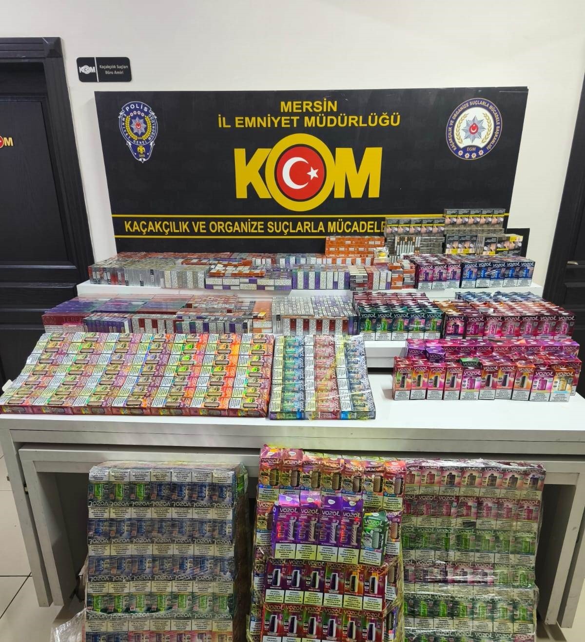 Kömür yüklü tırın dorsesinden binlerce kaçak ürün çıktı
