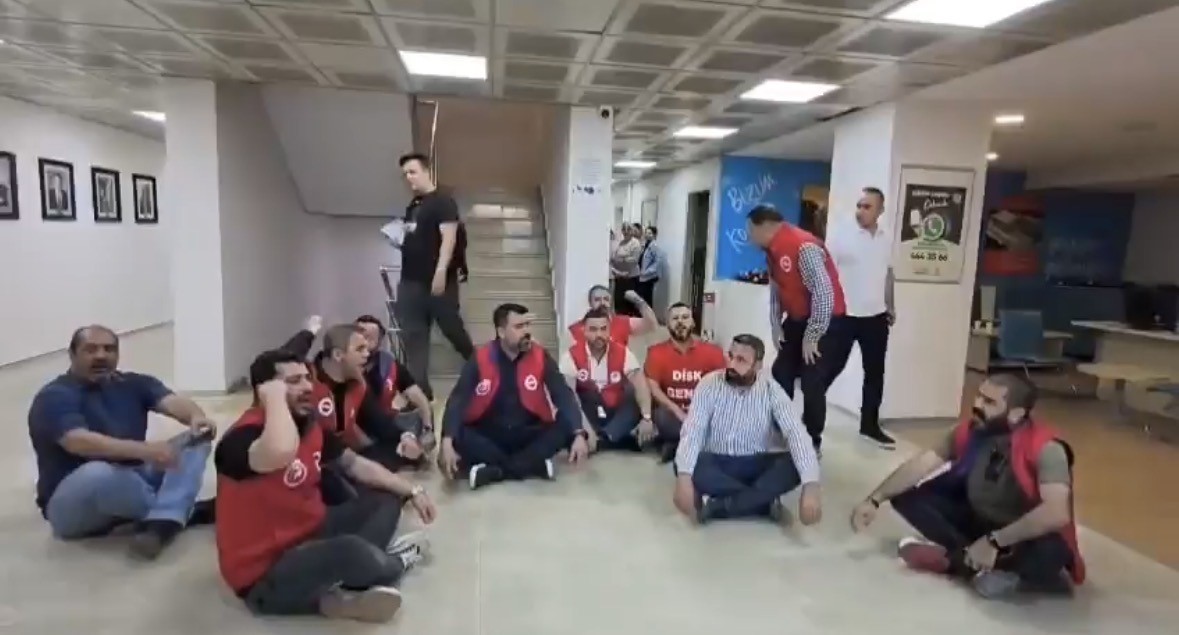 Konak Belediyesinde çalışan işçiler geriye dönük hakları için oturma eylemi başlattı
