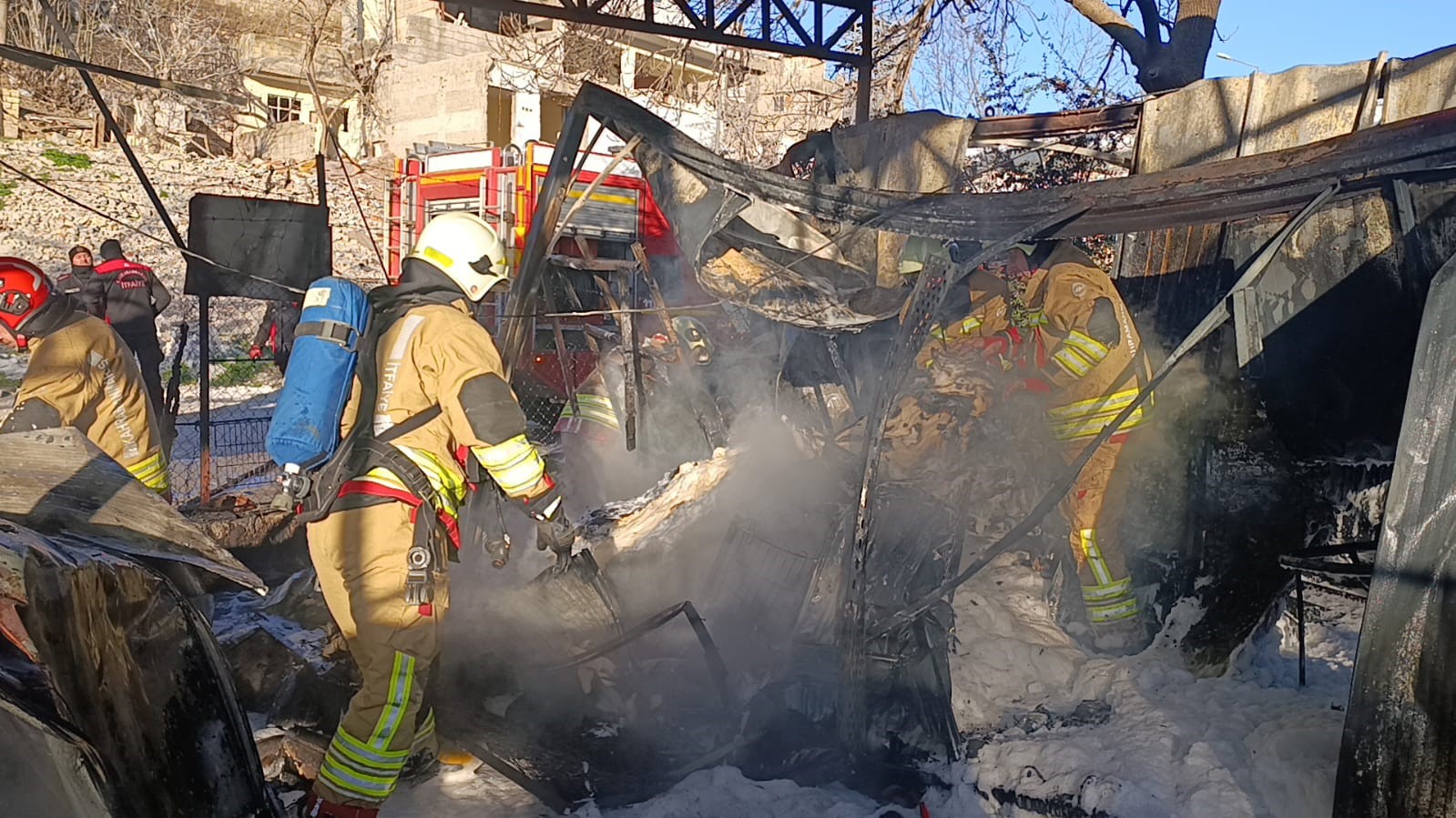 Konteyner çarşıda yangın: 3 konteyner ile 3 araç kül oldu
