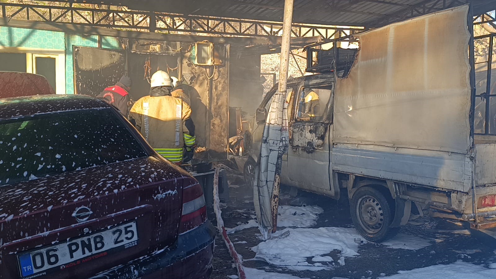 Konteyner çarşıda yangın: 3 konteyner ile 3 araç kül oldu
