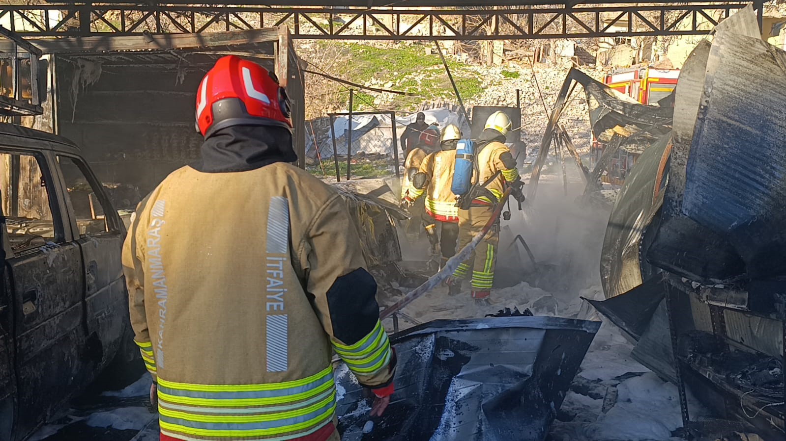 Konteyner çarşıda yangın: 3 konteyner ile 3 araç kül oldu
