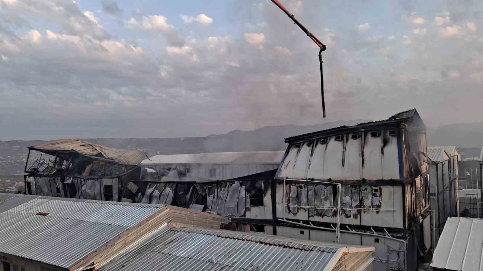 Konteyner yatakhane alevlere teslim oldu
