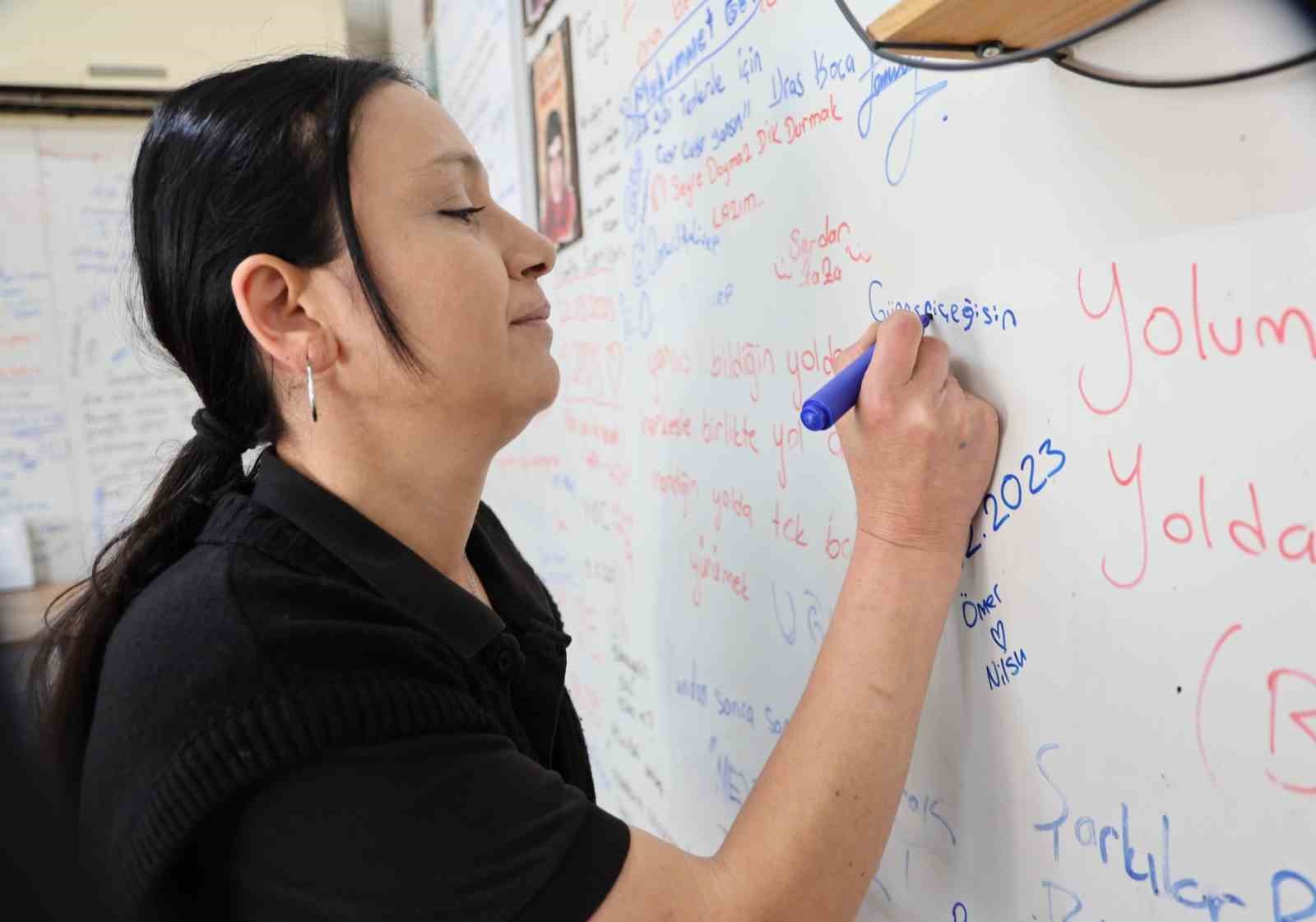 Konteynerdeki çiğ köftecinin duvarları ’duygu duvarı’na dönüştü
