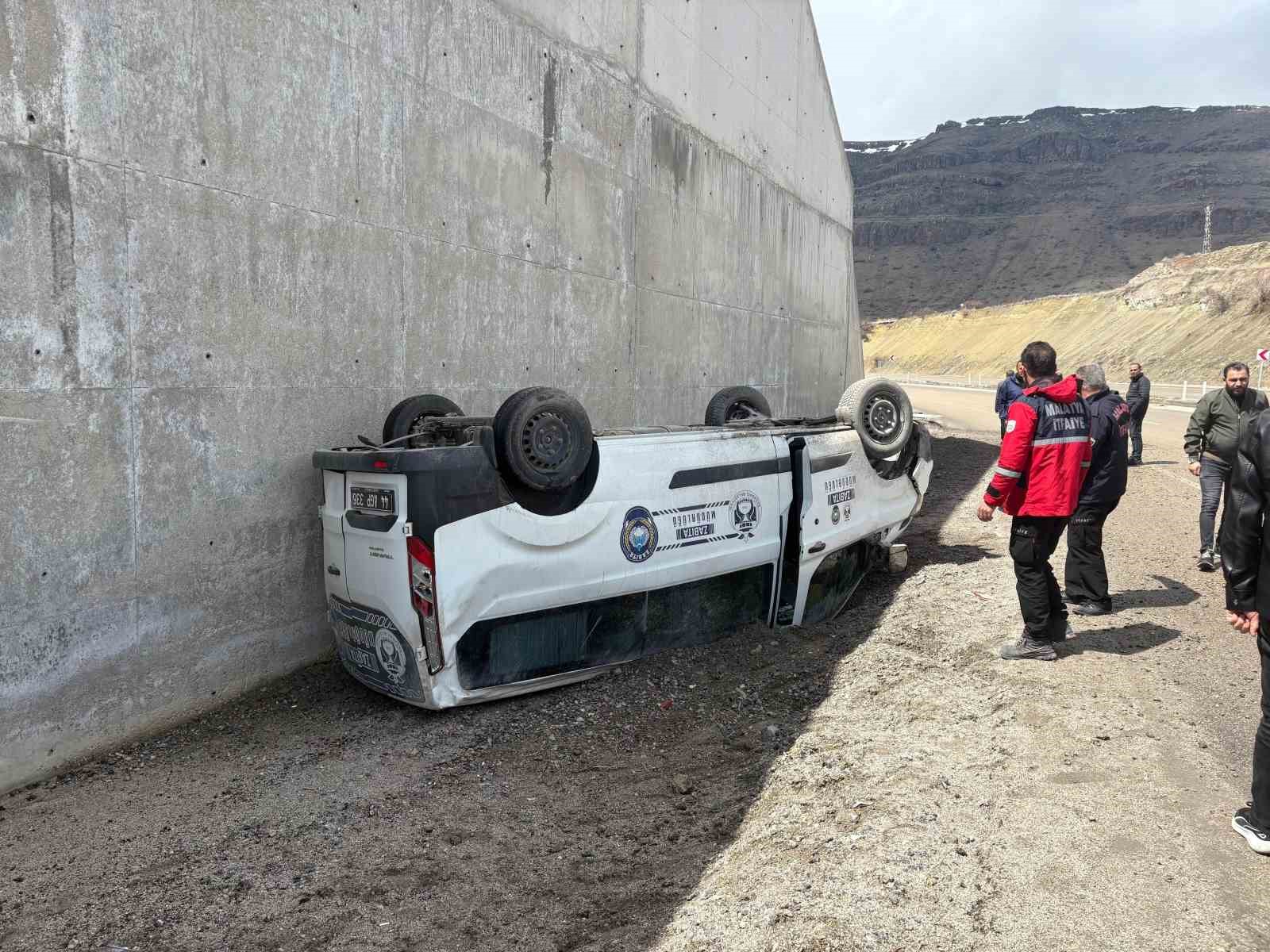 Kontrolde çıkan hafif ticari araç devrildi: 1 yaralı
