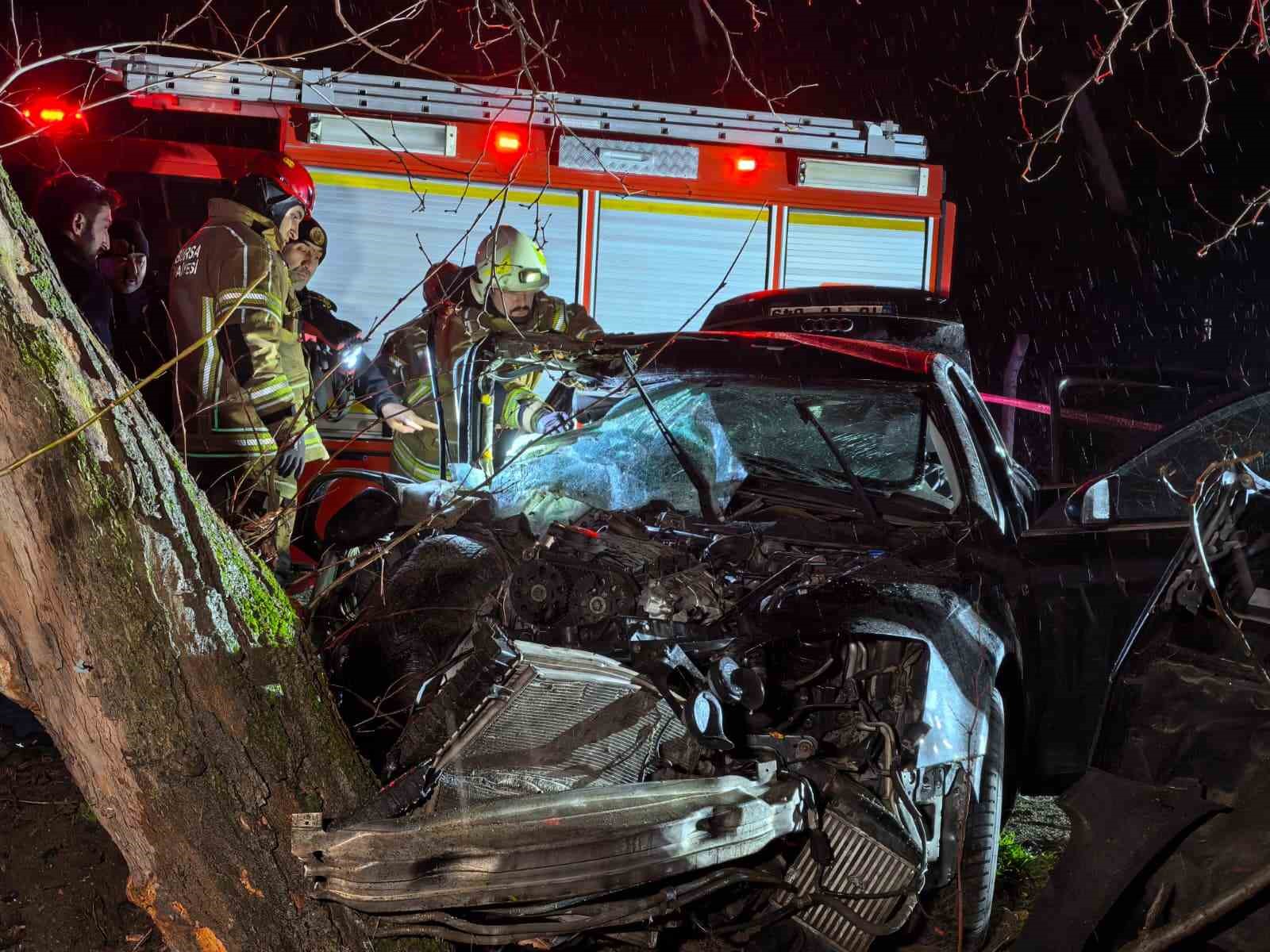 Kontrolden çıkan araç ağaca çarptı: 2 ölü, 2 yaralı
