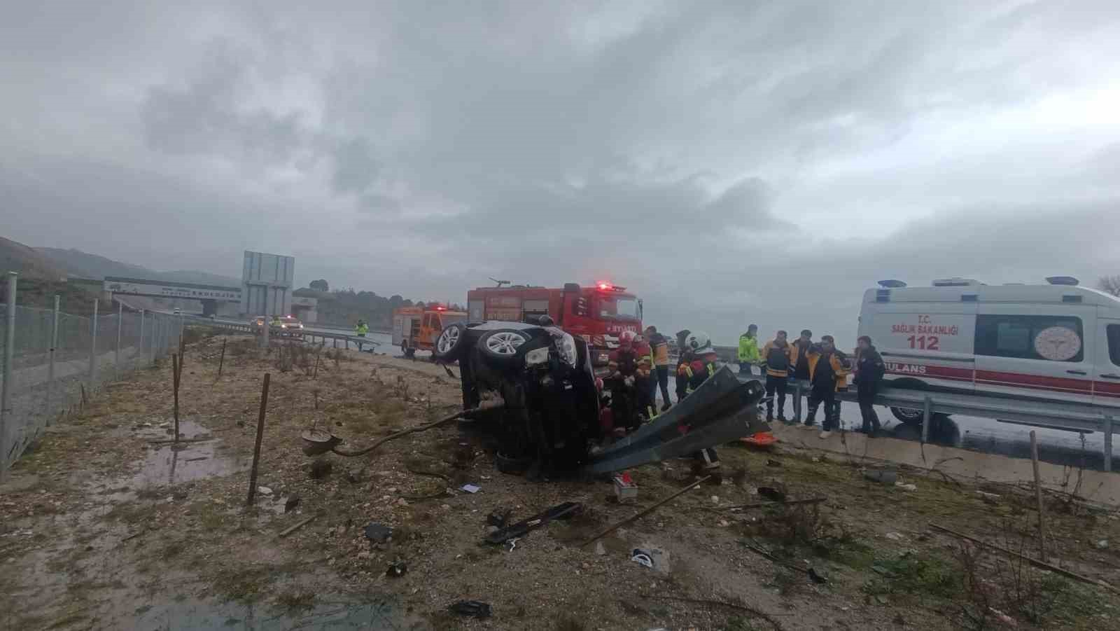 Kontrolden çıkan araç bariyere çarptı: 2 ölü
