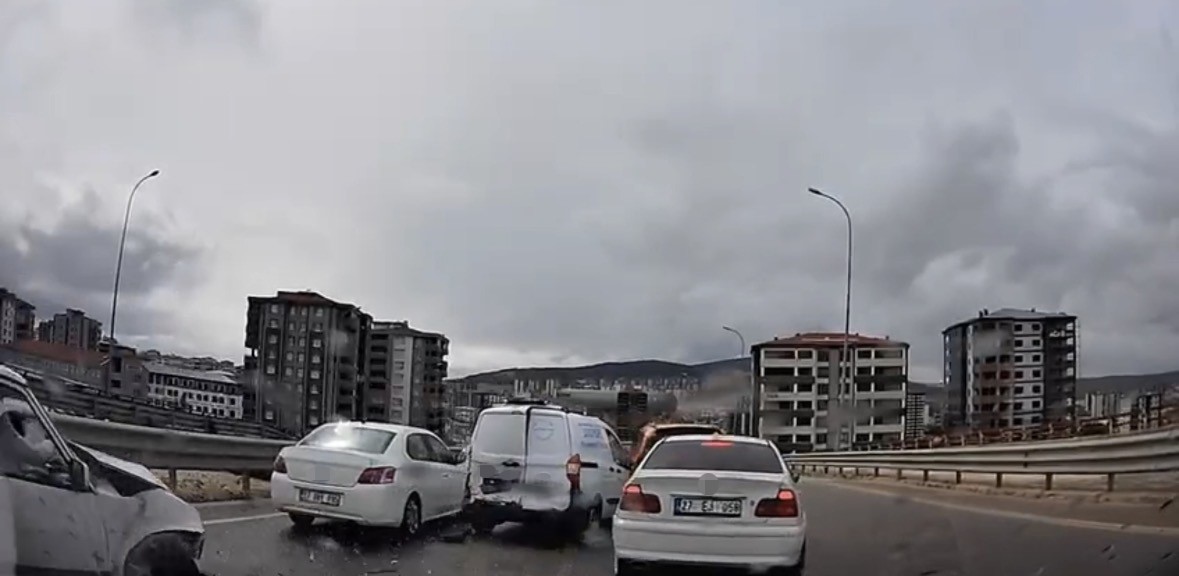 Kontrolden çıkan araç, önündeki 4 araca çarptı: O anlar kamerada
