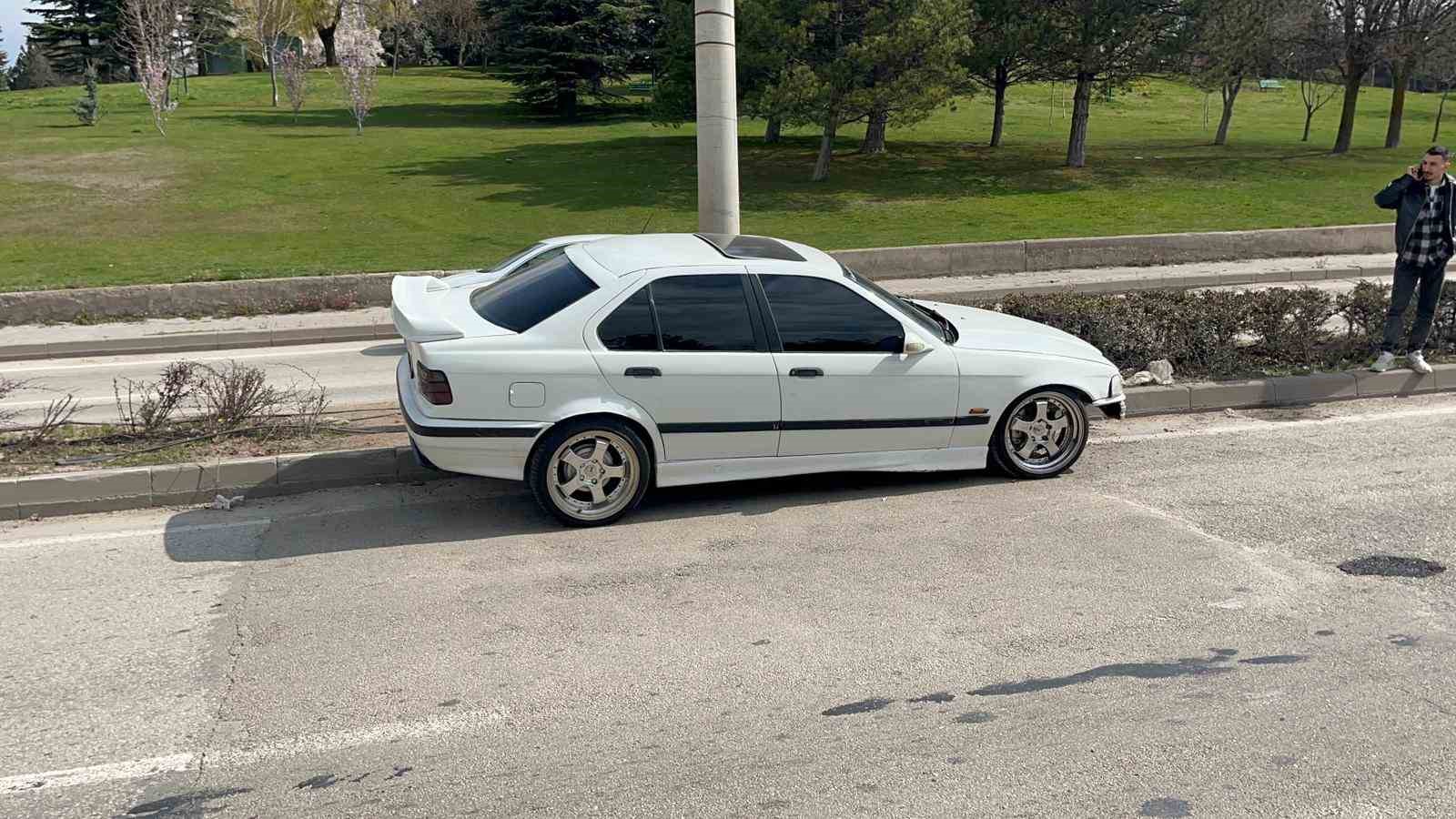 Kontrolden çıkan araç orta refüje çıktı, sürücü yaralandı
