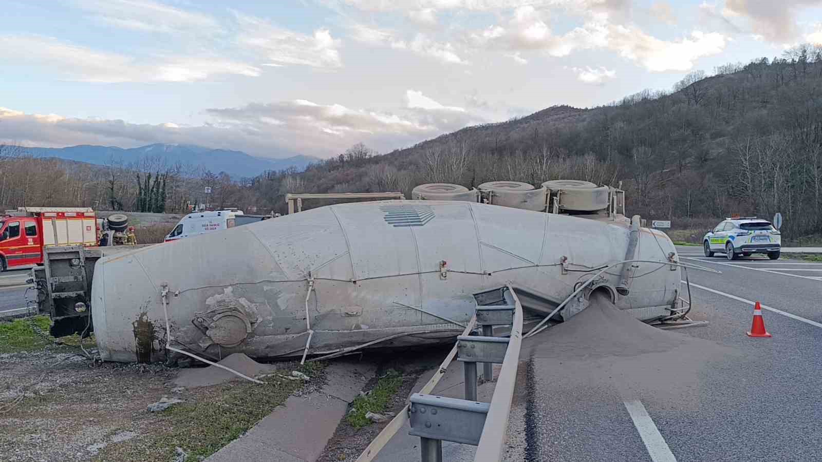 Kontrolden çıkan beton tankeri devrildi : Sürücü ağır yaralı
