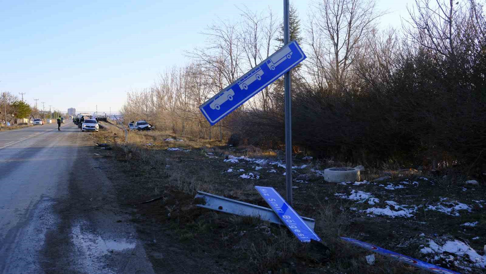 Kontrolden çıkan cip trafik levhalarını devirerek yol kenarına savruldu: 1 yaralı
