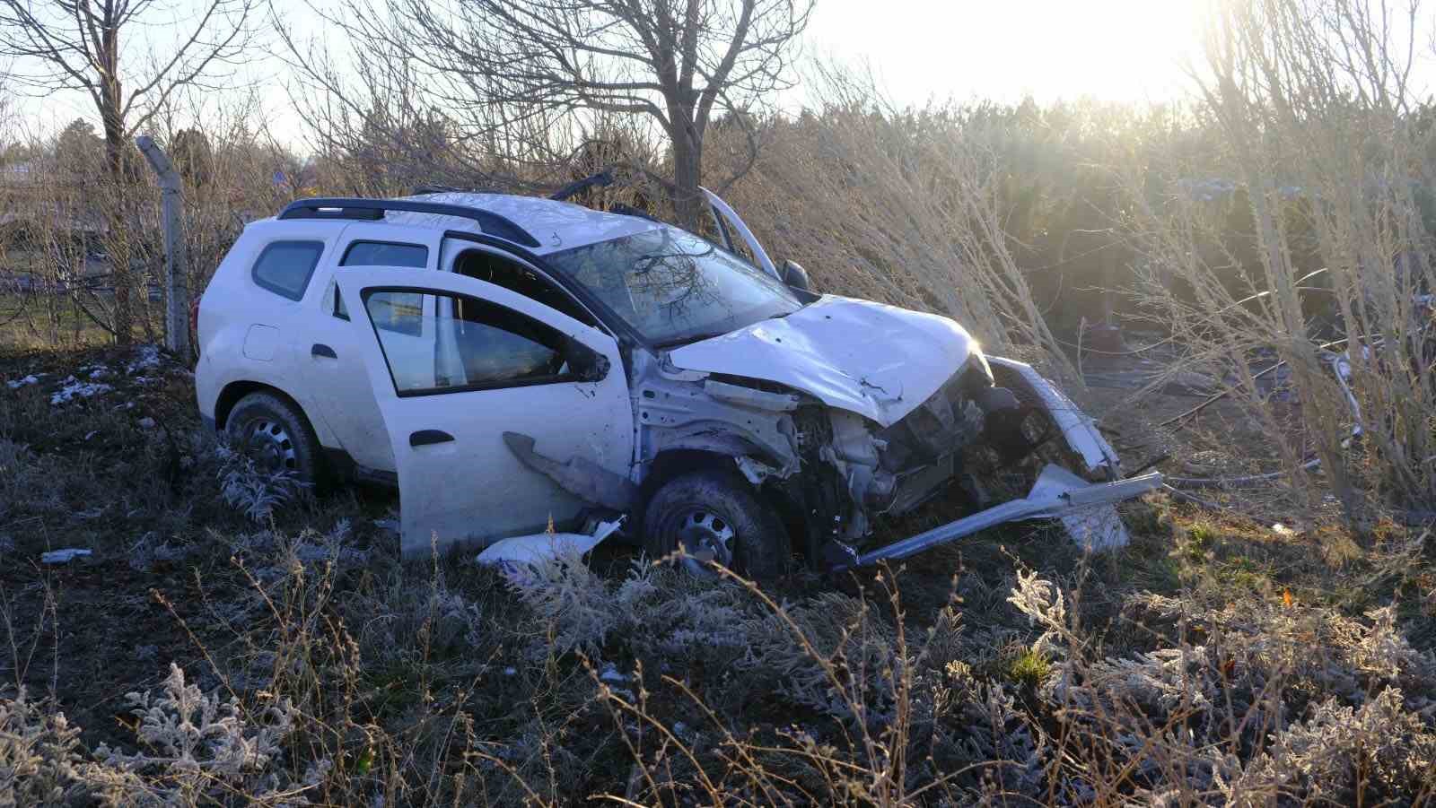 Kontrolden çıkan cip trafik levhalarını devirerek yol kenarına savruldu: 1 yaralı
