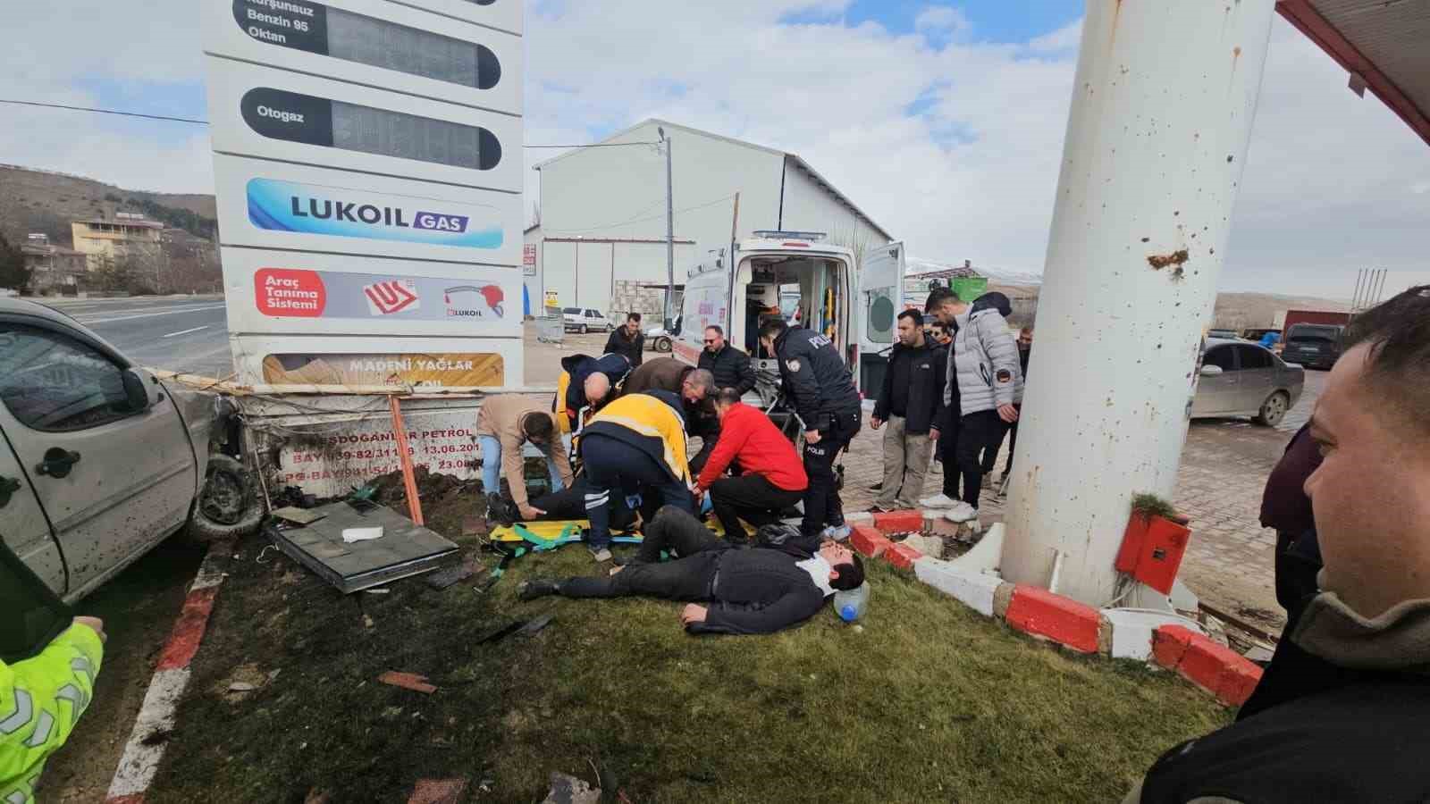 Kontrolden çıkan hafif ticari araç akaryakıt istasyonuna daldı: 2 yaralı
