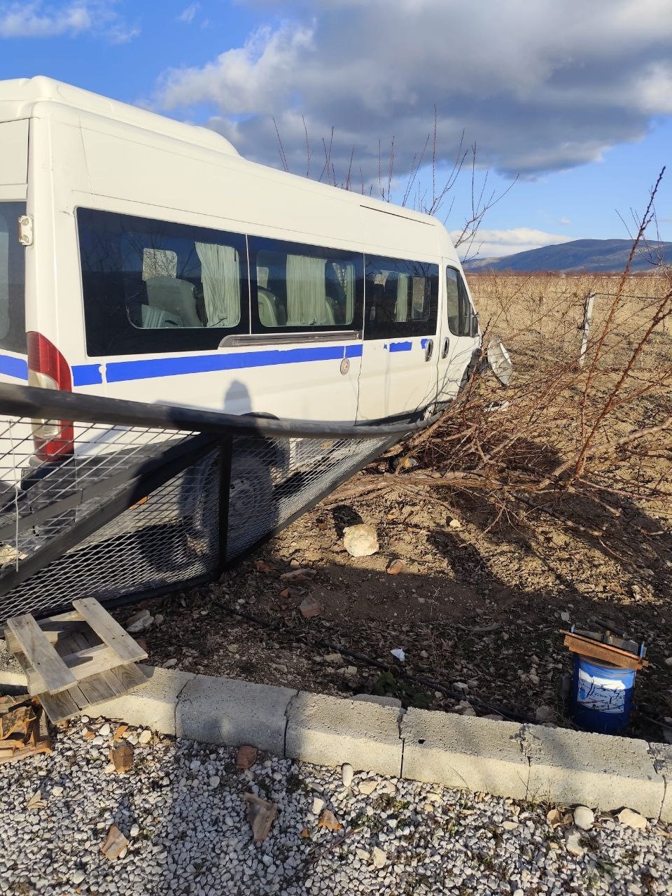 Kontrolden çıkan hafif ticari araç bahçe evinin kapısına çarparak durabildi: 1 yaralı
