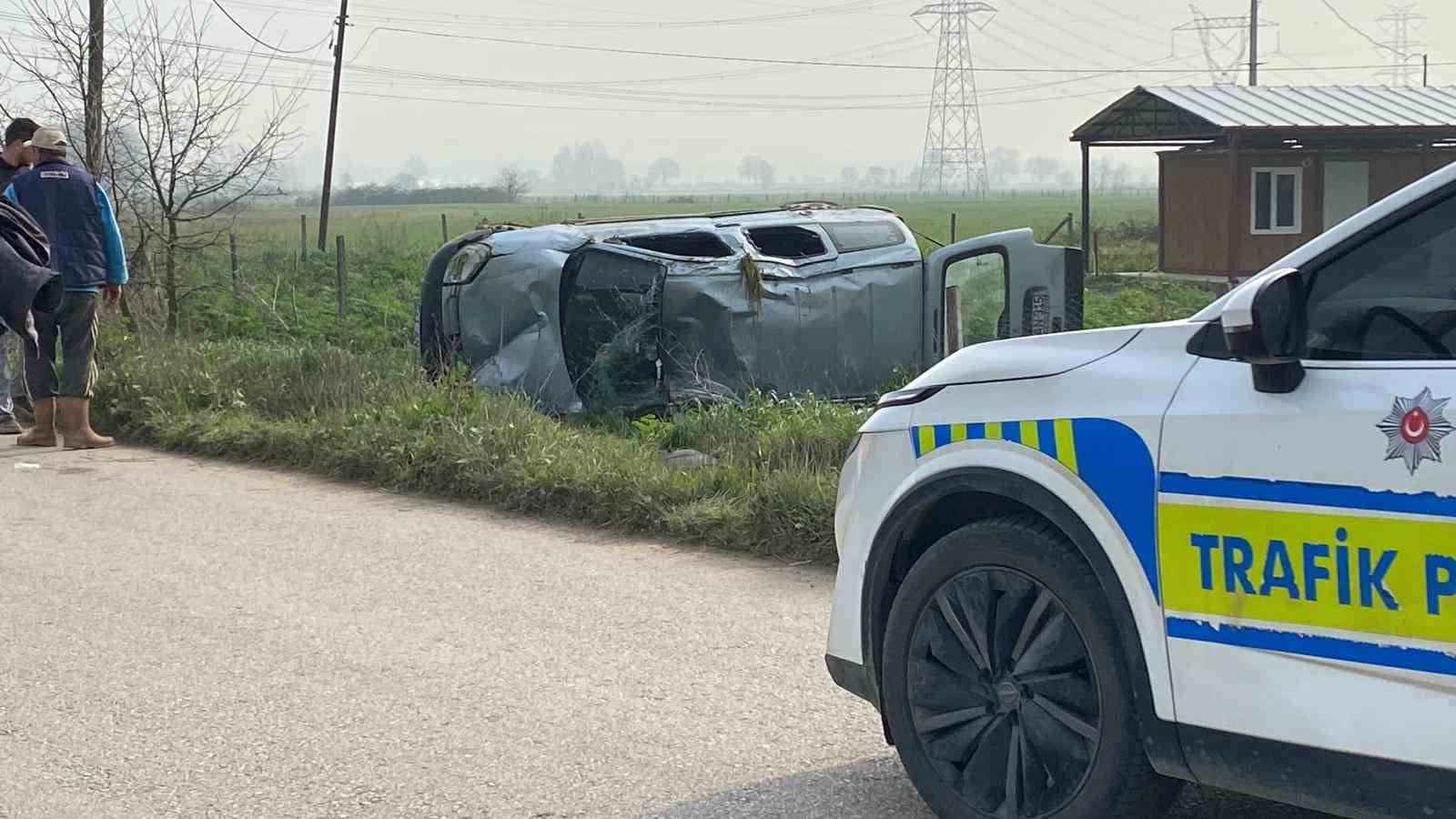 Kontrolden çıkan hafif ticari araç takla attı, sürücü yaralandı
