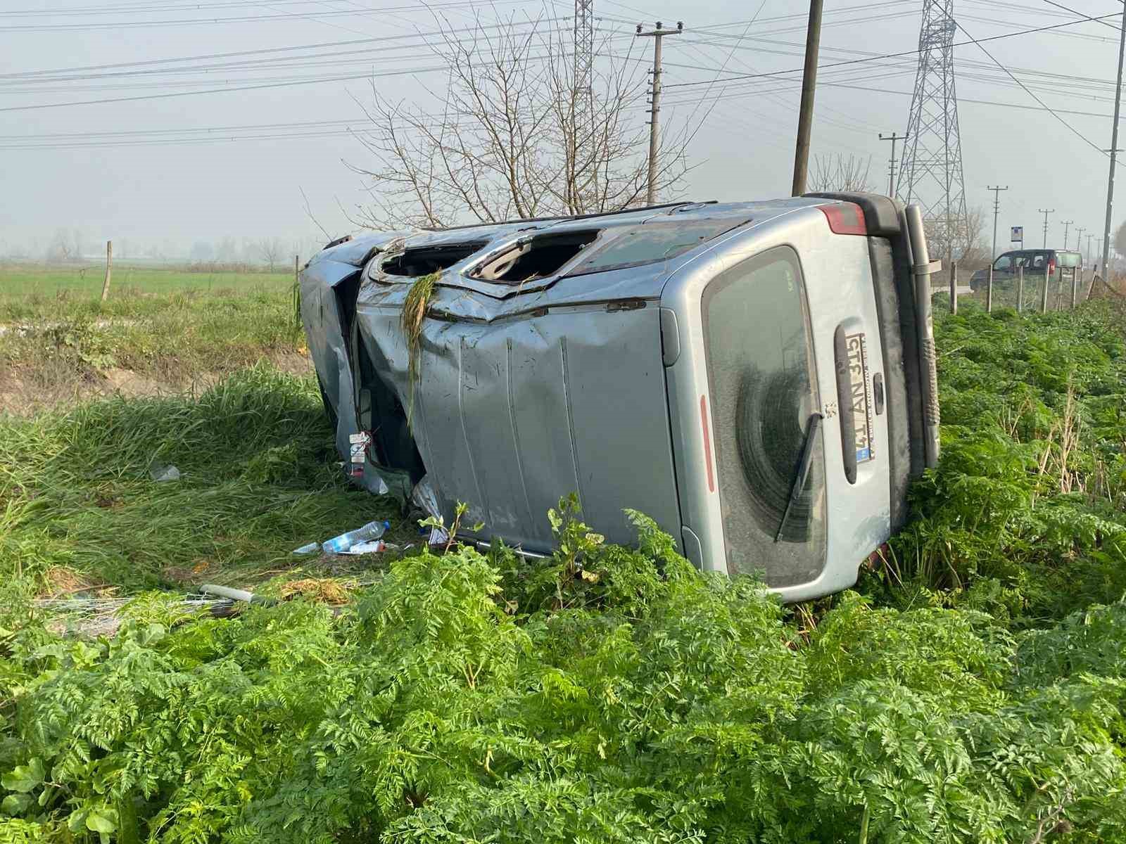 Kontrolden çıkan hafif ticari araç takla attı, sürücü yaralandı
