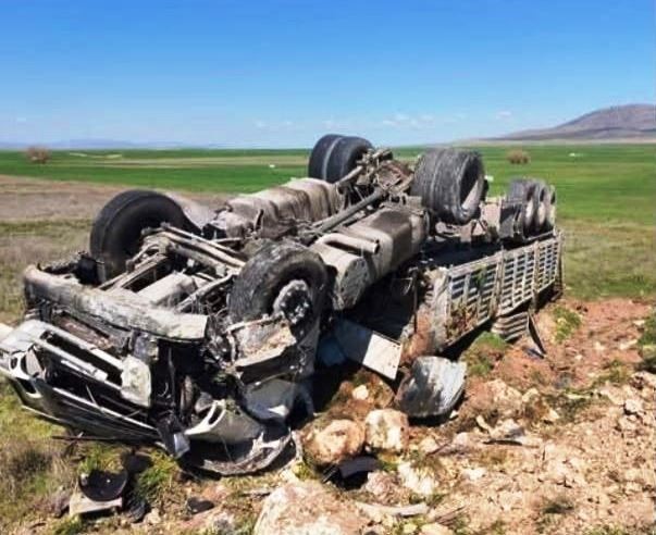 Kontrolden çıkan kamyon devrildi, sürücüsü yaralandı
