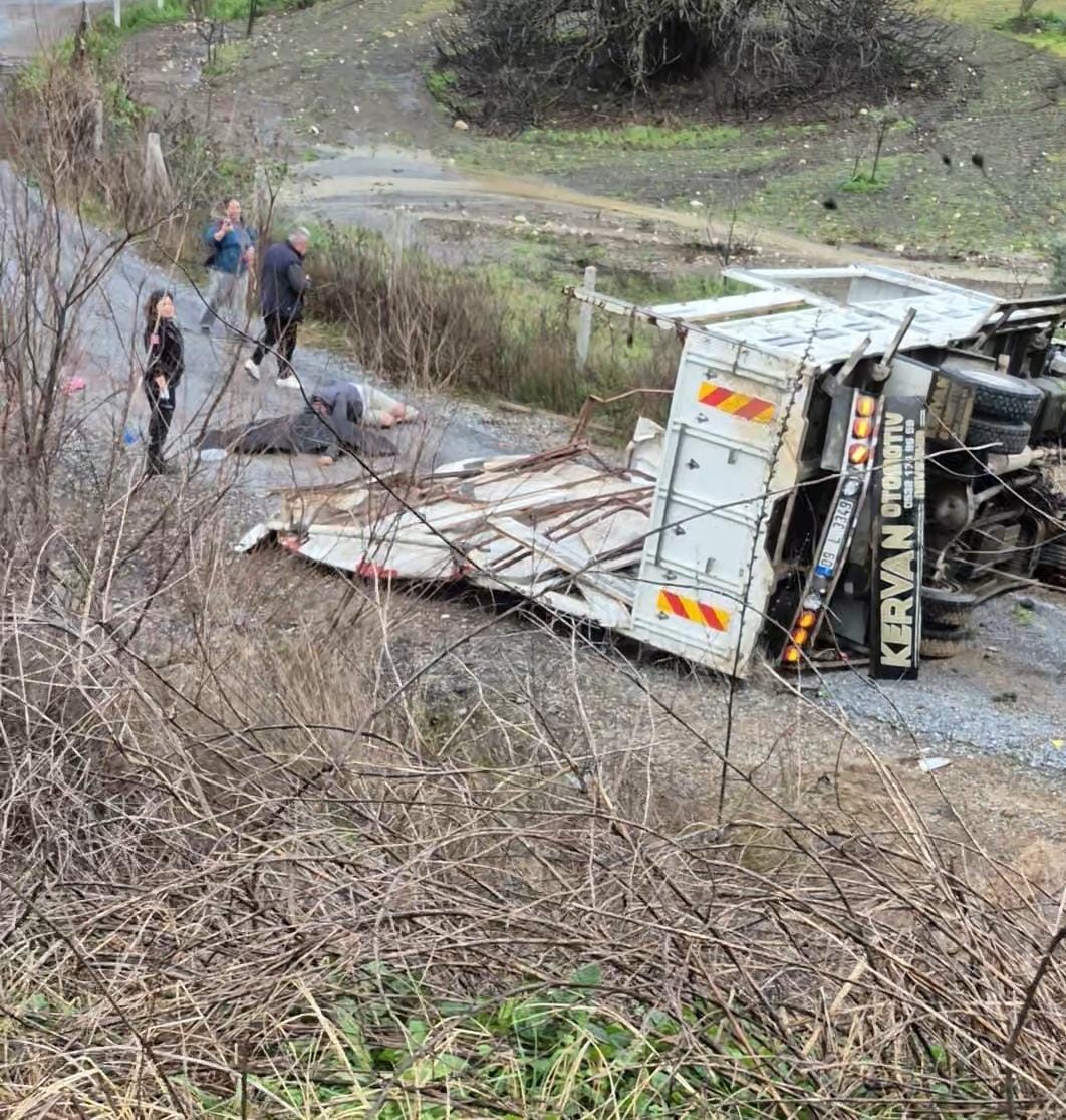Kontrolden çıkan kamyon tali yola uçtu: 1 ölü, 1 yaralı
