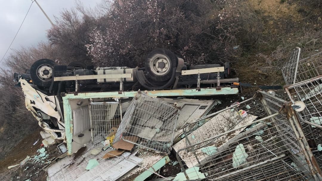 Kontrolden çıkan kamyonet devrildi: 1 yaralı
