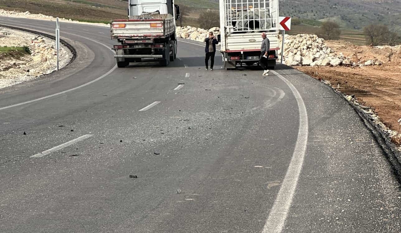 Kontrolden çıkan kamyonet karşı şeride geçerek ticari araçla çarpıştı: 1 yaralı
