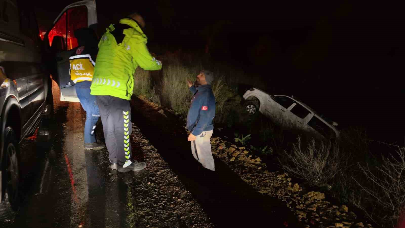 Kontrolden çıkan kamyonet şarampole yuvarlandı, sürücü yaralandı

