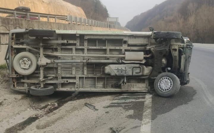 Kontrolden çıkan minibüs takla attı, sürücü yaralandı
