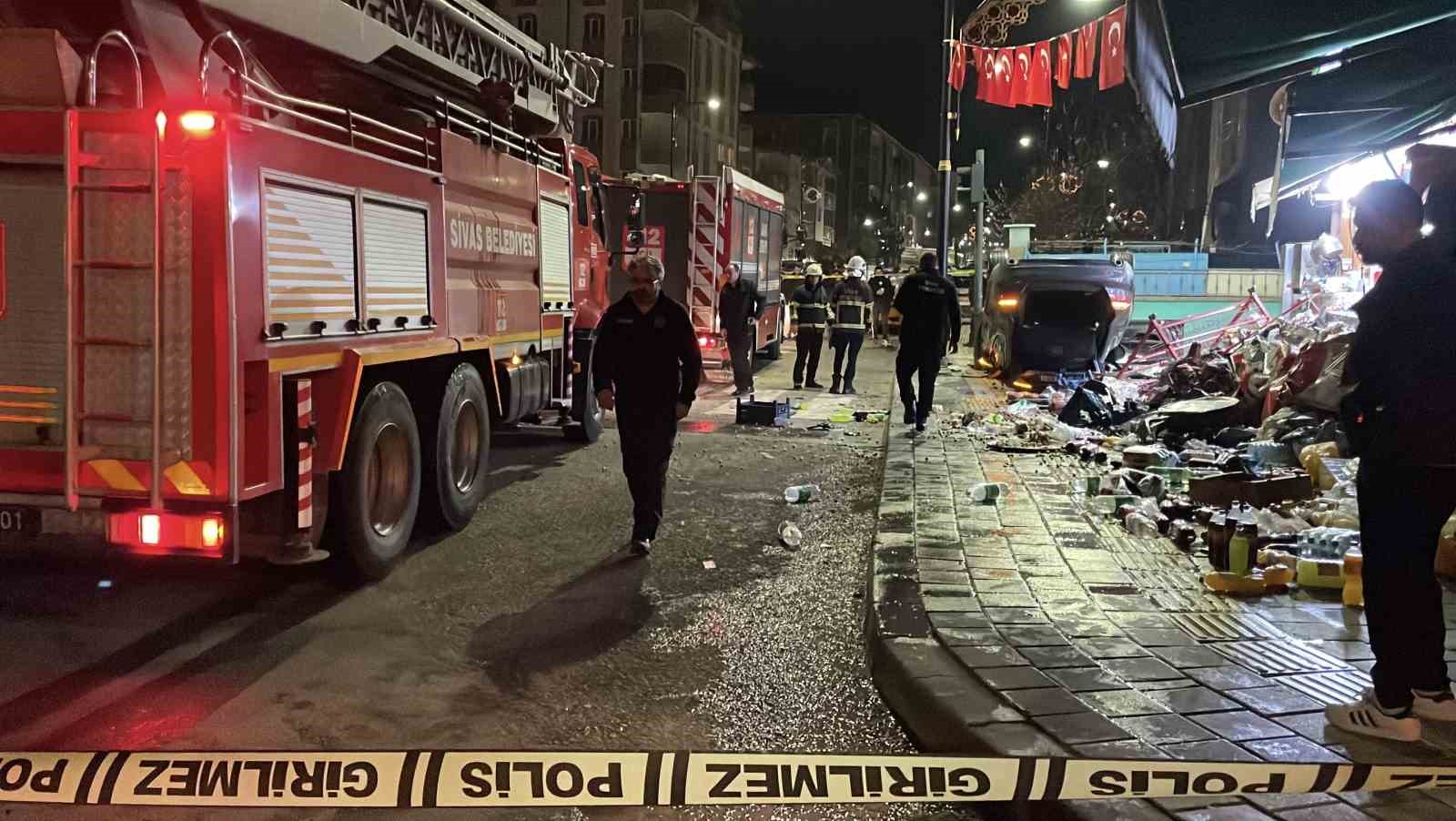 Kontrolden çıkan otomobil 2 iş yerine çarparak devrildi
