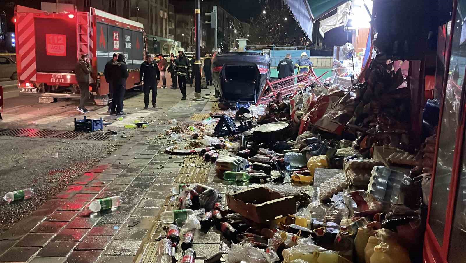 Kontrolden çıkan otomobil 2 iş yerine çarparak devrildi
