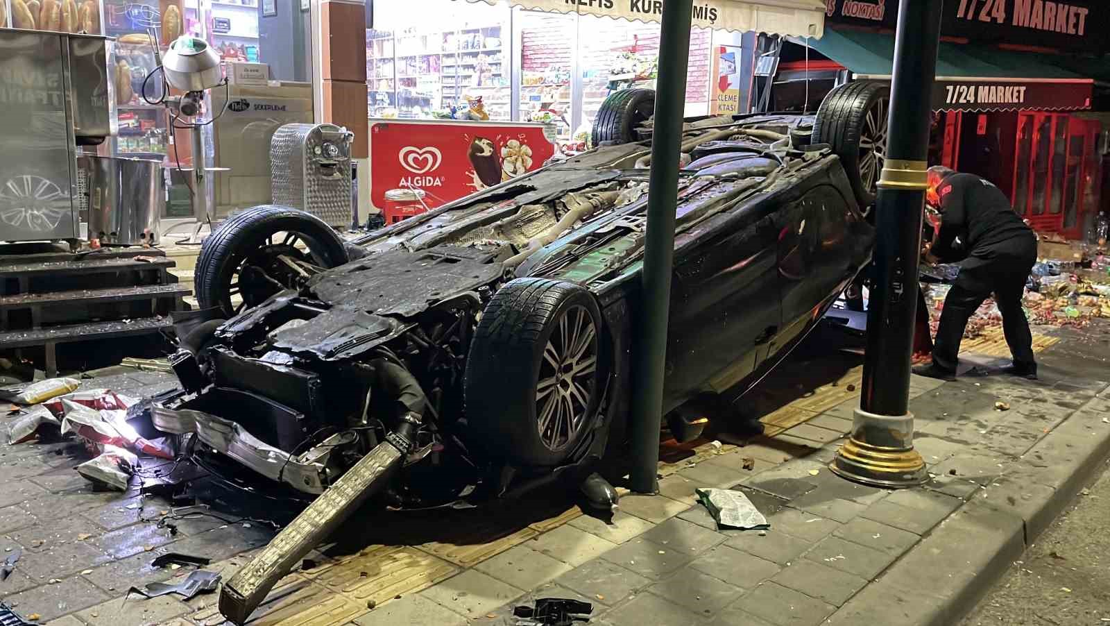 Kontrolden çıkan otomobil 2 iş yerine çarparak devrildi
